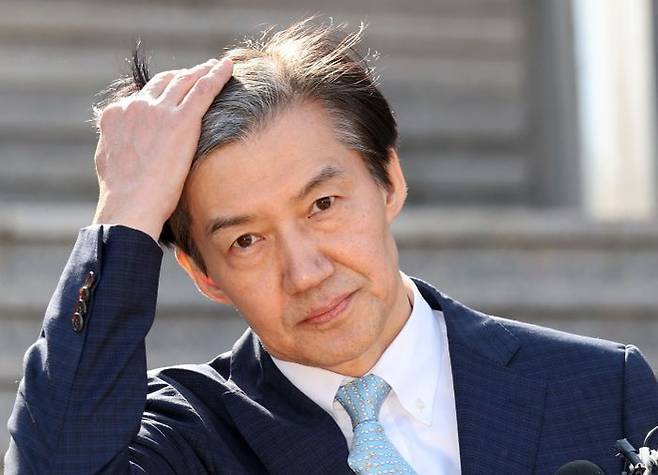 조국 전 법무부 장관이 지난 13일 오후 부산 중구 민주공원 민주항쟁기념관 앞에서 기자회견을 열어 창당 계획을 설명하고 있다. ⓒ뉴시스