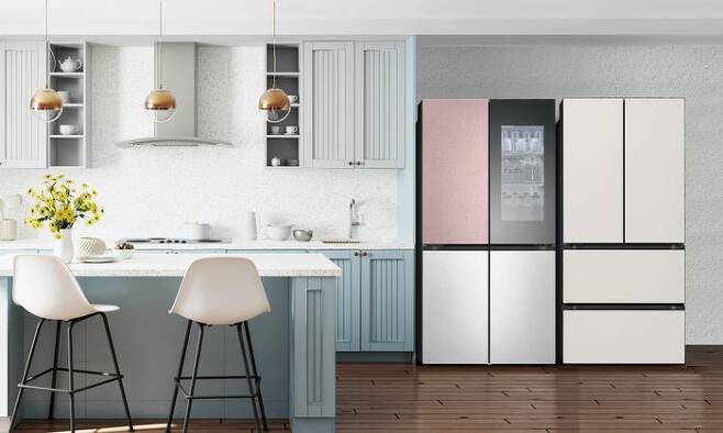 새롭게 출시되는 LG 디오스 ‘상냉장 하냉동 냉장고’(왼쪽)와 ‘김치냉장고’가 배치된 인테리어 이미지ⓒLG전자