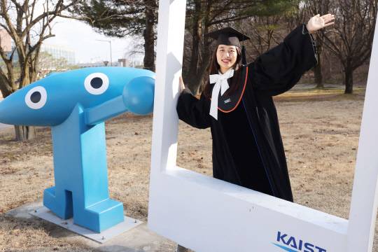 무릎 파열 사고를 계기로 장애인재활공학자라는 꿈을 갖게 된 이혜민 KAIST 전기·전자공학부 학부 졸업생. 이씨는 학부생임에도 SCI 저널에 논문을 게재하는 등 우수한 연구와 학업 실력을 인정받아 미국 MIT, 존스홉킨스대학에 동시에 장학생으로 합격했다.



KAIST 제공