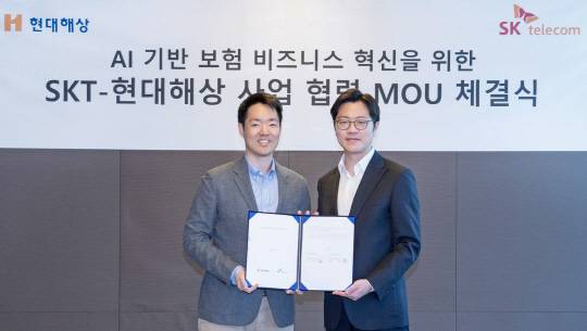 정경선(왼쪽) 현대해상 CSO와 유경상 SKT CSO가 14일 서울 을지로 SKT타워에서 기념촬영을 하고 있다. <현대해상 제공>