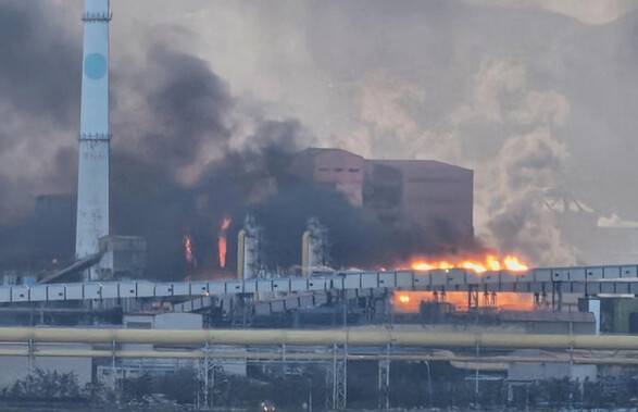 지난해 12월23일 오전 경북 포항시 포스코 포항제철소 안에서 불이나 시커먼 연기와 함께 불꽃이 치솟고 있다. 연합뉴스