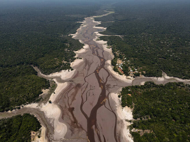 브라질 아마존 지역의 툼비라 강이 2023년 10월 가뭄으로 바닥을 드러냈다. 아마존 밀림이 가뭄과 기온 상승으로 2050년에는 돌이킬 수 없는 파괴 국면에 접어들 것이라는 연구 결과가 나왔다. 이란두바/로이터 연합뉴스