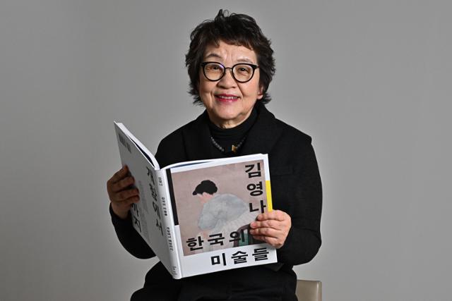서양미술사학자 김영나 전 국립중앙박물관장이 지난달 25일 서울 중구 한국일보사에서 신간 '한국의 미술들'을 펼쳐 보이고 있다. 정다빈 기자