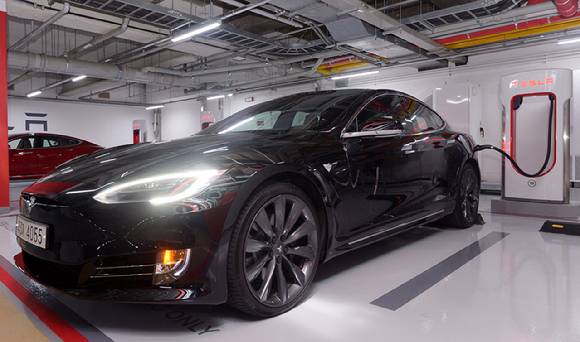 테슬라 모델S 90D와 급속충전기 '수퍼 차저' 모습 [사진=뉴시스]