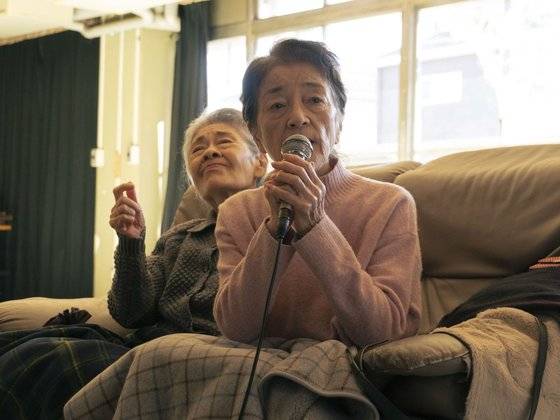 영화에서 미치는 가족 없이 혼자 살며 친구들과 소소한 일상을 만들어간다. 여전히 일할 기력도, 의지도 있지만 그를 받아주는 일터는 없다. 구직 활동도, 지원 제도 신청도 허탕을 친 날 어느 공원에서 그는 플랜 75 홍보부스에서 나눠주는 공짜 식사를 받으며 신청을 고민하게 된다. 사진 찬란