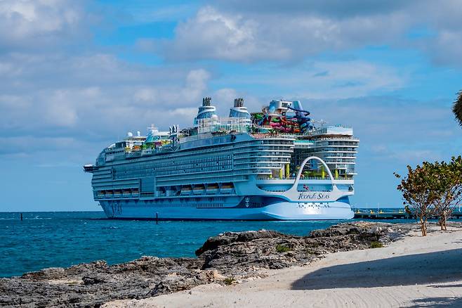 총 20층 규모의 아이콘호. 현지 언론에서는 '움직이는 엠파이어 스테이트 빌딩'에 비유한다. 바하마 코코케이 섬에 정박한 모습이다.