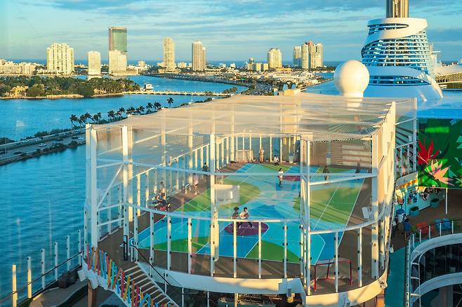 지상 최대의 크루즈 위에는 야외 스포츠코트도 있다. 카리브 해를 항해하며 농구를 하고, 테니스를 치고, 암벽을 오른다.