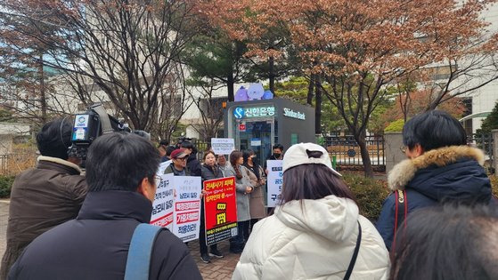 2월 7일 인천지방법원에서 건축왕 전세사기범 남헌기씨에게 징역 15년이 선고된 뒤 전세사기 피해자 대책위원회가 기자회견을 열고 있다. 이유정 인턴기자