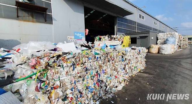 14일 서울의 한 자원순환센터에는 지난 설 명절 연휴기간동안 수거된 재활용 플라스틱과 스티로폼 등이 분류와 압착을 거쳐 사각형 큐브로 가지런히 쌓여있다.