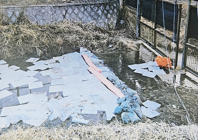 파주 육군 모부대 소속 병영숙소 지하실 보일러 연료여과기가 파손돼 인근 하천으로 기름이 유출, 관군이 일주일째 기름제거작업을 벌이고 있다. 독자 제공