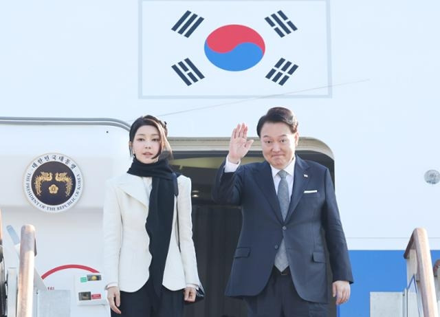 윤석열 대통령과 김건희 여사가 지난해 11월 20일 경기 성남 서울공항에서 영국을 국빈 방문하기 위해 전용기인 공군 1호기에 올라 출국 인사를 하고 있다. [사진 = 연합뉴스]