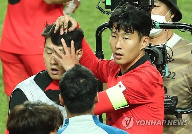 ‘손흥민과 이강인의 갈등’에 클린스만 감독이 요르단 전 패배후 SNS에 올린 글이 다시금 재조멱 받고 있다. 이강인에 장난치는 손흥민. 자료사진. [사진출처 = 연합뉴스]
