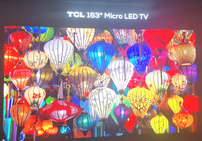 중국업체 TCL이 올해 초 열린 ‘CES2024’에서 선보인 163인치 마이크로 LED TV. [사진= 방영덕 기자]