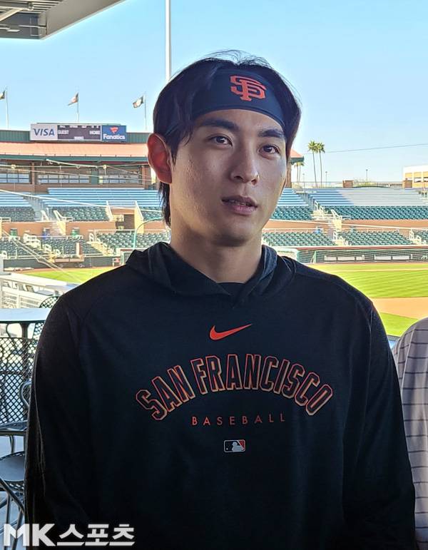 이정후가 인터뷰를 갖고 있다. 사진(美 스코츠데일)= 김재호 특파원