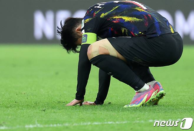 (알라이얀(카타르)=뉴스1) 김성진 기자 = 대한민국 주장 손흥민이 6일(현지시간) 카타르 알라이얀 아흐메드 빈 알리 스타디움에서 열린 2023 아시아축구연맹(AFC) 카타르 아시안컵 준결승 요르단과 대한민국의 경기에서 0-2로 패배하자 아쉬워하며 주저앉고 있다. 2024.2.7/뉴스1