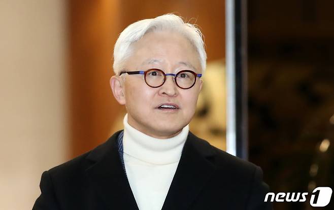 (서울=뉴스1) 이승배 기자 = 네덜란드 방문을 마친 경계현 삼성전자 사장이 15일 오전 서울 김포공항 비즈니스센터를 통해 귀국해 취재진의 질문에 답하고 있다.2023.12.15/뉴스1  Copyright (C) 뉴스1. All rights reserved. 무단 전재 및 재배포,  AI학습 이용 금지.