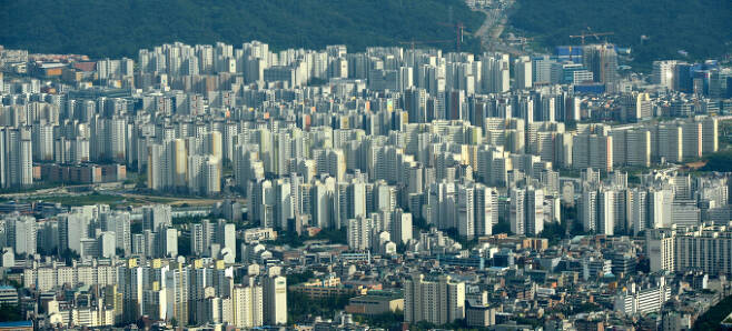 지난해 아파트 매매 증가폭이 역대 세 번째로 집계된 가운데 대단지 선호현상이 뚜렷한 것으로 나타났다. 사진은 서울시내 한 아파트 밀집 지역. /사진=뉴시스