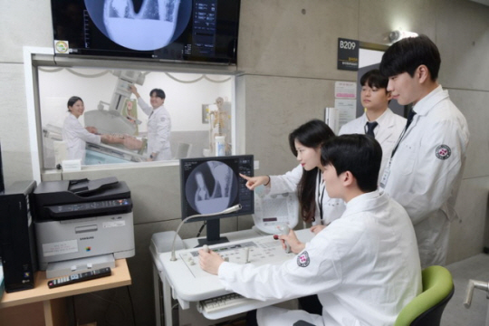 대구보건대학교 방사선과 학생들이 실습 수업에 참여하는 모습. 한국전문대교육협의회 제공