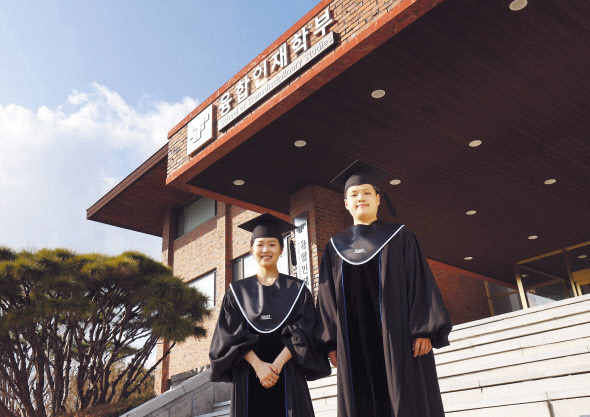 KAIST 융합인재학부 1호 졸업생인 고경빈(왼쪽) 씨와 김백호 씨 [KAIST 제공]