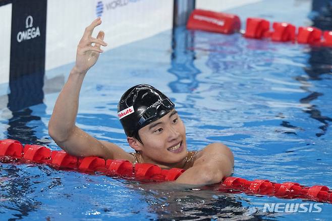 [도하=AP/뉴시스] 황선우가 13일(현지시각) 카타르 도하의 어스파이어돔에서 열린 2024 국제수영연맹 세계선수권대회 남자 자유형 200m 결승에서 1위로 골인한 후 세리머니하고 있다. 황선우는 1분44초75로 가장 먼저 터치 패드를 찍어 금메달을 목에 걸었다. 2024.02.14.