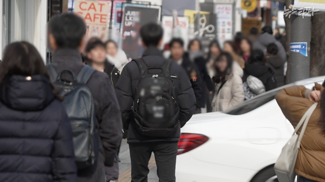 서울의 한 대학가 모습. 통계청에 따르면, 지난해 고등교육기관 진학률은 76.2%였다. 하지만 수도권 대학의 기숙사 수용률(재학생 대비 기숙사 수용인원 비율)은 18.2%였다. 여전히 수많은 대학생들은 최소 수천만 원에 달하는 보증금을 내고 전월세방을 전전한다.&nbsp;