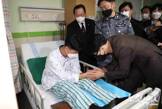 한동훈 국민의힘 비상대책위원장이 15일 오후 대전시 유성구 국군대전병원을 방문해 입원한 국군 장병을 위문하고 있다. 국회사진취재단