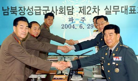 2004년 6월 29일 경기도 파주시 홍원연수원에서 열린 남북장성급 군사회담 제2차 실무대표회담 전체회의에 참석한 남북대표단들이 서로 악수하고 있는 모습. 세계일보 자료사진