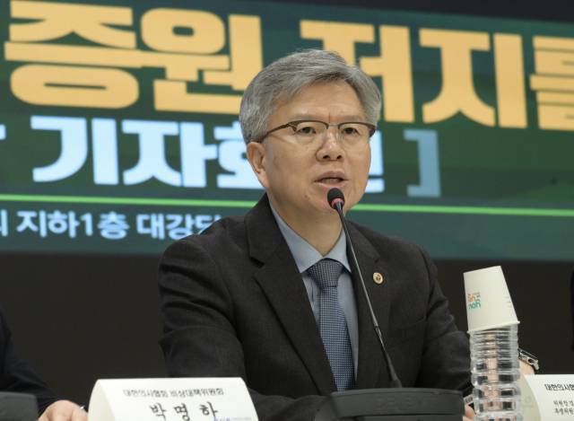 대한의사협회 의대정원 증원 저지 비상대책위원장인 김택우 강원도의사회장이 14일 서울 용산구 의협 회관에서 기자회견을 갖고 있다. 성형주 기자