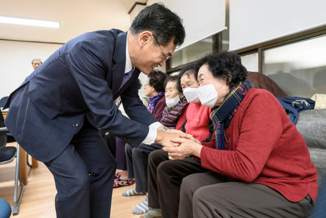 지난 설 명절을 맞아 경로당을 방문해 어르신과 소통하는 이기재 양천구청장. 사진 제공=양천구