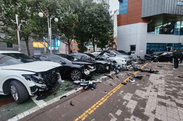 15일 오후 부산 서구청 주차장에서 주행하던 승용차가 갑자기 돌진하면서 차량 6∼7대를 잇달아 들이받았다. 이 사고로 운전자 등 2명이 병원으로 옮겨졌다. 사진은 사고가 발생한 주차장 모습. 연합뉴스