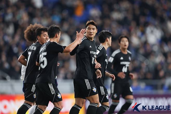 골을 넣고 기뻐하는 주민규(가운데)와 울산 HD 선수들. /사진=한국프로축구연맹
