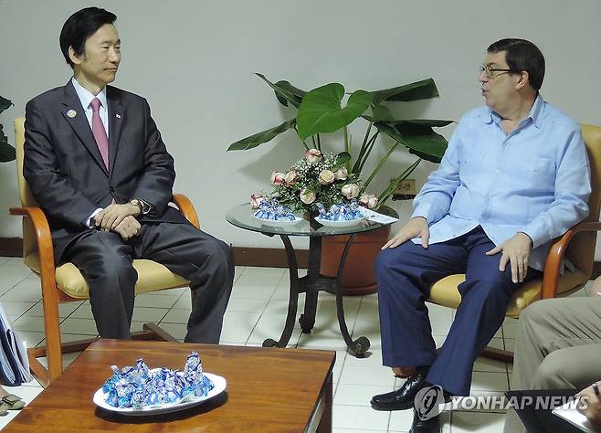 한·쿠바, 첫 외교장관회담 (서울= 연합뉴스) 한국과 쿠바가 14일 외교관계 수립을 발표하면서 미수교국 쿠바를 향해 오랫동안 공들여온 정부의 외교적 노력이 드디어 결실을 보게 됐다.
    미국 뉴욕에서 양국 주유엔대표부가 대사급 외교관계 수립에 합의했다는 소식은 예고 없이 한국 시간 이날 늦은 밤 전격적으로 발표됐다. 
    지난 2016년 6월 5일 윤병세 외교부 장관이 쿠바 컨벤션 궁에서 브루노 로드리게스 쿠바 외교장관이 양국간 첫 공식 외교장관 회담을 하고 있다. 2024.2.15 [연합뉴스 자료사진] photo@yna.co.kr