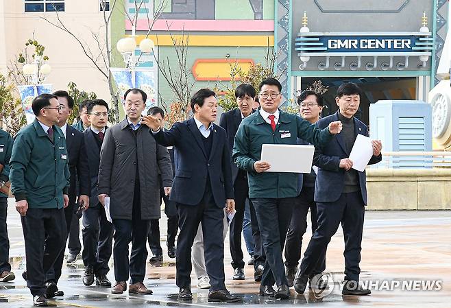 로봇랜드 테마파크 재개장 준비 점검 (창원=연합뉴스) 박완수 경남지사(가운데)가 15일 휴장 중인 로봇랜드 테마파크를 찾아 재개장 준비상황을 점검하고 있다. 2024.2.15 [경남도 제공. 재판매 및 DB 금지] seaman@yna.co.kr