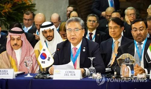 카리브국가연합 회의서 연설하는 박진 당시 장관 (안티과 과테말라=연합뉴스) 제9차 카리브국가연합(ACS) 정상회의와 제28차 각료회의에 한국 정부 대표로 참석한 박진 외교부 장관이 11일(현지시간) 과테말라에 있는 안티과 과테말라에서 연설하고 있다. 2023.5.12 [외교부 제공. 재판매 및 DB 금지]
    walden@yna.co.kr