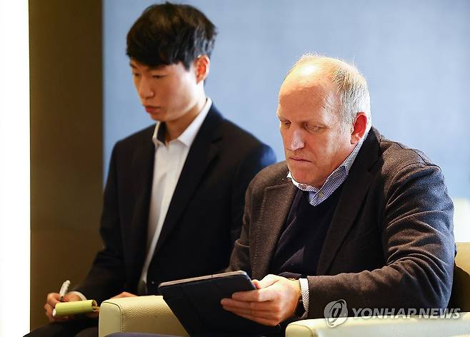 아시안컵 리뷰 참석한 뮐러 전력강화위원장 (서울=연합뉴스) 김주성 기자 = 13일 대한축구협회 '경기인 출신' 임원들은 서울 종로구 축구회관에 모여 2023 카타르 아시안컵에서 우승에 실패한 위르겐 클린스만 대표팀 감독의 거취를 놓고 자유토론을 벌였다.
    대한축구협회는 13일 "대한축구협회 경기인 출신 임원들이 오늘 오전 협회에서 아시안컵에 대한 리뷰와 대회의 전반적인 사안에 대한 자유토론 방식의 회의를 진행했다"라고 밝혔다.
    사진은 이날 회의에 참석한 마이클 뮐러 전력강화위원장. 2024.2.13 utzza@yna.co.kr