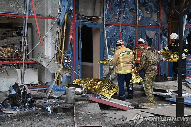 공격받은 러시아 벨고로드 쇼핑센터  (AFP=연합뉴스) 15일(현지시간) 미사일 공격을 받아 파손된 러시아 벨고로드 쇼핑센터. [뱌체슬라프 글라드코프 벨고로드 주지사 텔레그램] 2024.2.15 photo@yna.co.kr (끝)