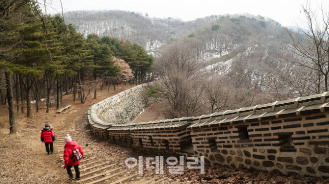 남한산성 성곽길을 걷는 등산객.
