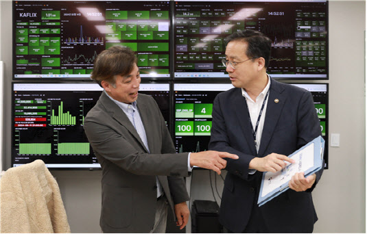 이형일 통계청장(오른쪽)이 서울의 IT 사업체 ‘지티플러스’를 방문해 직접 면접조사를 시연하고 있다. (사진=통계청 제공)