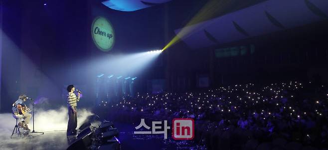 [이데일리 스타in 이영훈 기자] 그룹 잔나비가 16일 오후 서울 강남구 삼성동 코엑스 오디토리움에서 열린 ‘2024 이데일리 일자리 창출 응원 콘서트’에서 멋진 공연을 펼치고 있다.