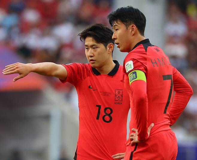 프리킥을 준비하는 한국 축구 대표팀 이강인-손흥민, 연합뉴스