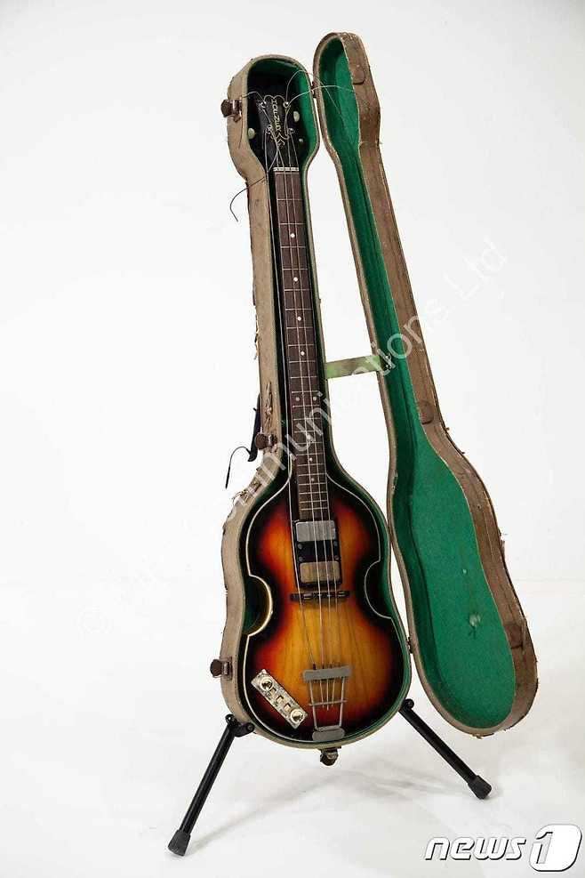 비틀스 멤버 폴 매카트니가 51년 전 잃어버린 베이스 기타를 되찾았다. <출처=라실론 프로덕션 트위터>