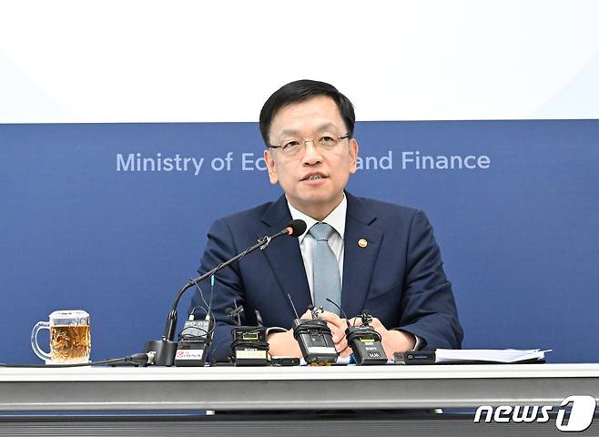 최상목 부총리 겸 기획재정부 장관이 16일 오전 정부세종청사에서 열린 기자 간담회에서 발언하고 있다. (기재부 제공)