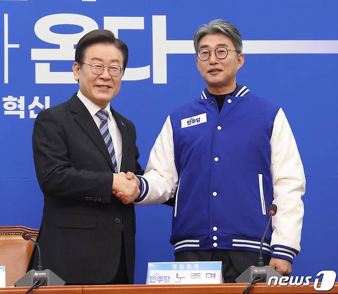 이재명 더불어민주당 대표가 2일 오전 서울 여의도 국회에서 열린 더불어민주당 13·14차 인재영입식에서 노종면 전 기자와 기념촬영을 하고 있다. 2024.2.2/뉴스1 ⓒ News1 송원영 기자