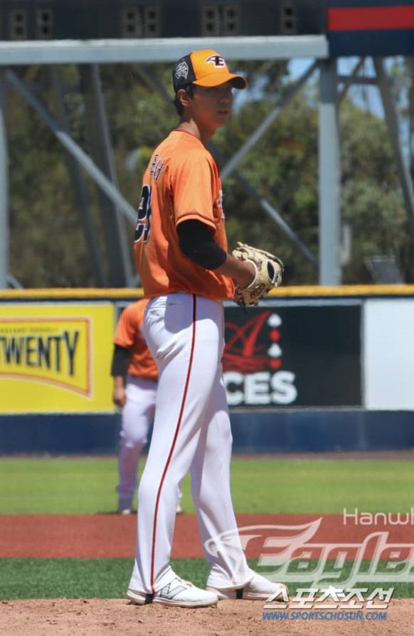 한화 이글스 신인 황준서가 자체 청백전서 역투하고 있다. 사진제공=한화 이글스