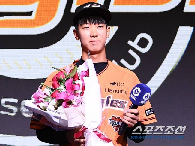 2024 KBO 신인 드래프트가 14일 웨스틴조선호텔 그랜드볼룸에서 열렸다. 한화에 1라운드 지명된 장충고 황준서가 소감을 말하고 있다. 박재만 기자pjm@sportschosun.com/2023.09.14/