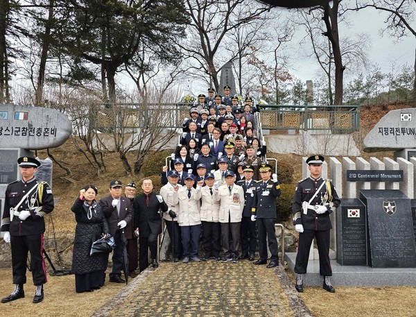 육군 11기동사단이 양평군과 공동 주관으로 제73주년 지평리 전투 전승기념행사를 거행한 가운데, 권혁동 사단장(소장)을 비롯한 행사 참석자들이 지평지구전투전적비 앞에서 기념사진을 촬영하고 있다. 사단은 이번 행사를 계기로 안보 의식을 새로이 다지고, 실전적인 교육훈련을 이어나가 '공세기질의 최정예 기동사단'을 육성할 계획이다. (사진제공=11기동사단)