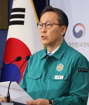 박민수 보건복지부 2차관이 15일 오전 정부서울청사에서 의사 집단행동 중앙사고수습본부 정례 브리핑을 하고 있다.[이미지출처=연합뉴스]