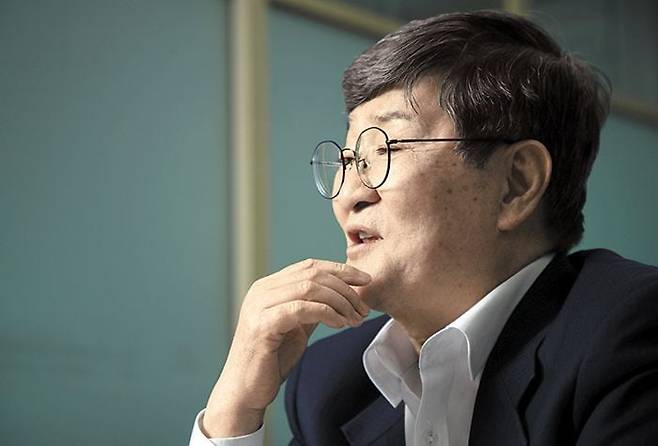 ‘탈북 외교관 1호’인 고영환 통일부 장관 특보가 지난 13일 정부서울청사에서 본지와 인터뷰하고 있다. /장련성 기자