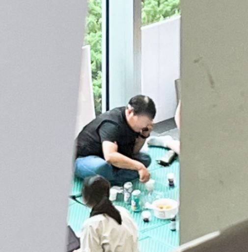 쿠팡 본사 로비에서 마스크를 벗고 전화통화를 하는 노조원. /독자제공