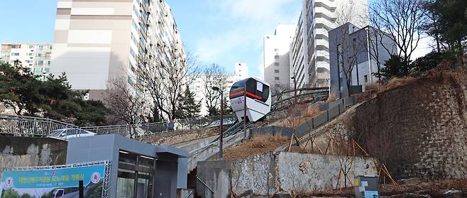 15일 오후 서울 중구 대현산배수지공원 모노레일이 개통 운행되고 있다. 대현산배수지공원 모노레일은 지역주민들의 공원 접근 편의를 위해 110m 길이로 설치됐다. /뉴시스